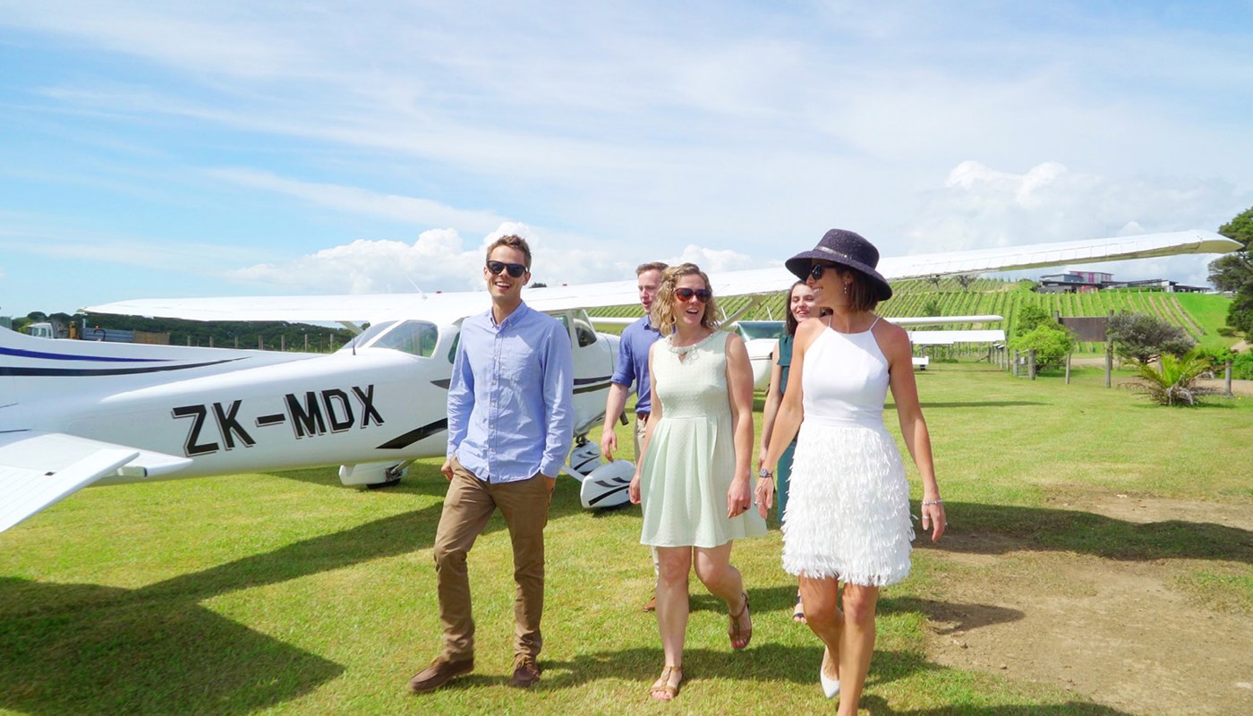 People enjoying a day tour on Waiheke Island | Discover Auckland